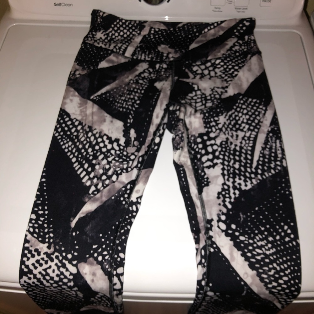 LULULEMON SIZE 6 LEGGINGS